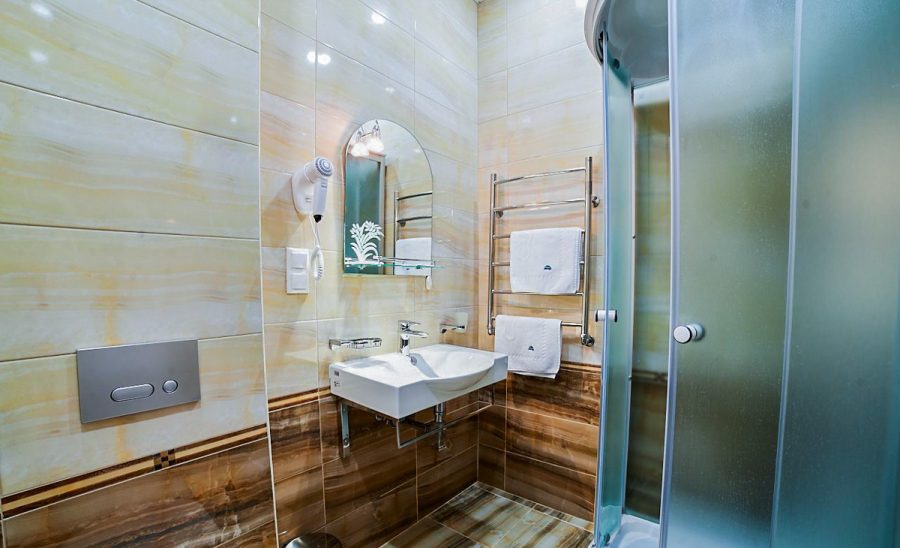 Ванная комната в номере Сюит джуниор — 10м в санатории Узбекистан город Кисловодск - фотография