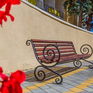 Лавочка на территории санатория Узбекистан город Кисловодск - фотография