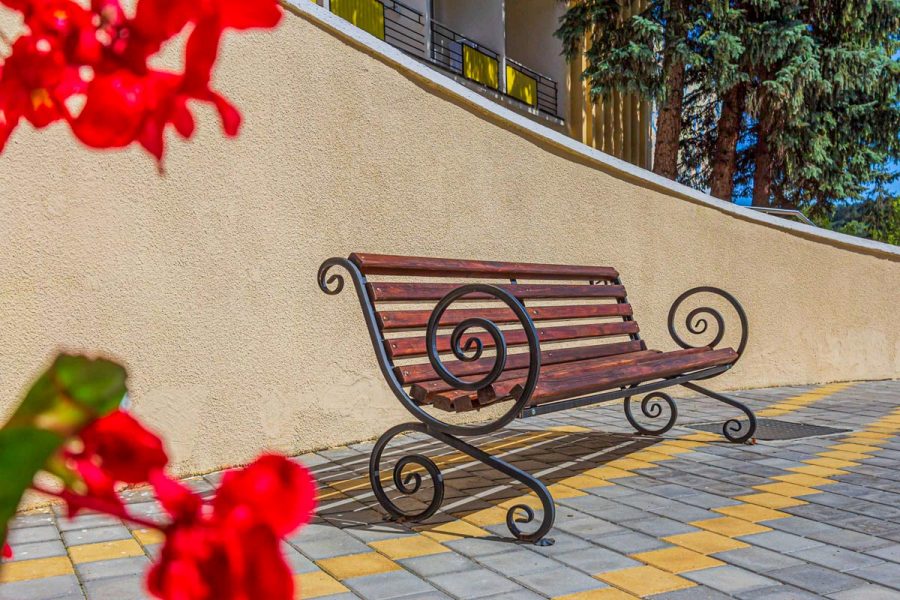 Лавочка на территории санатория Узбекистан город Кисловодск - фотография