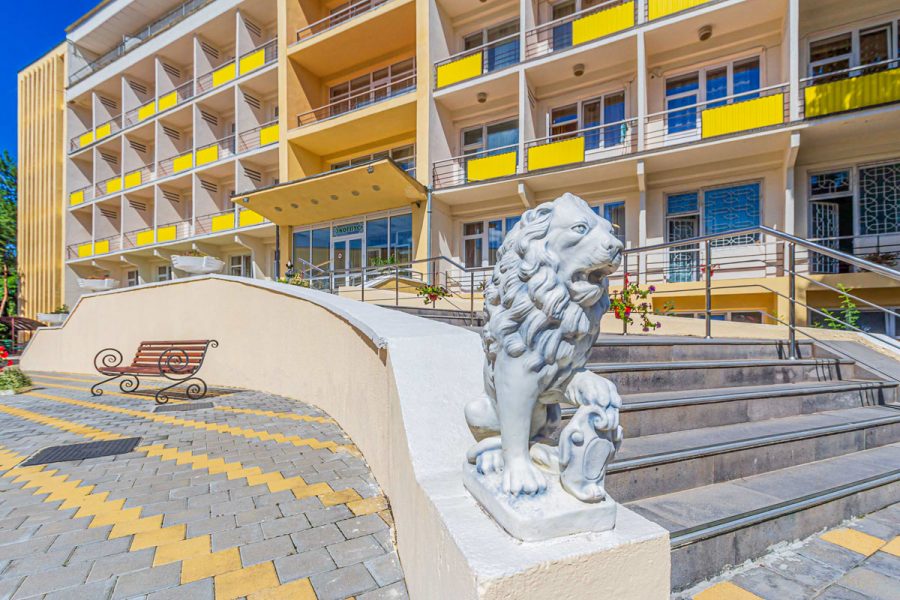 Скульптура на территории санатория Узбекистан город Кисловодск - фотография