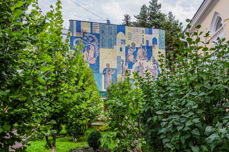 Парковая зона на территории санатория Узбекистан город Кисловодск - фотография