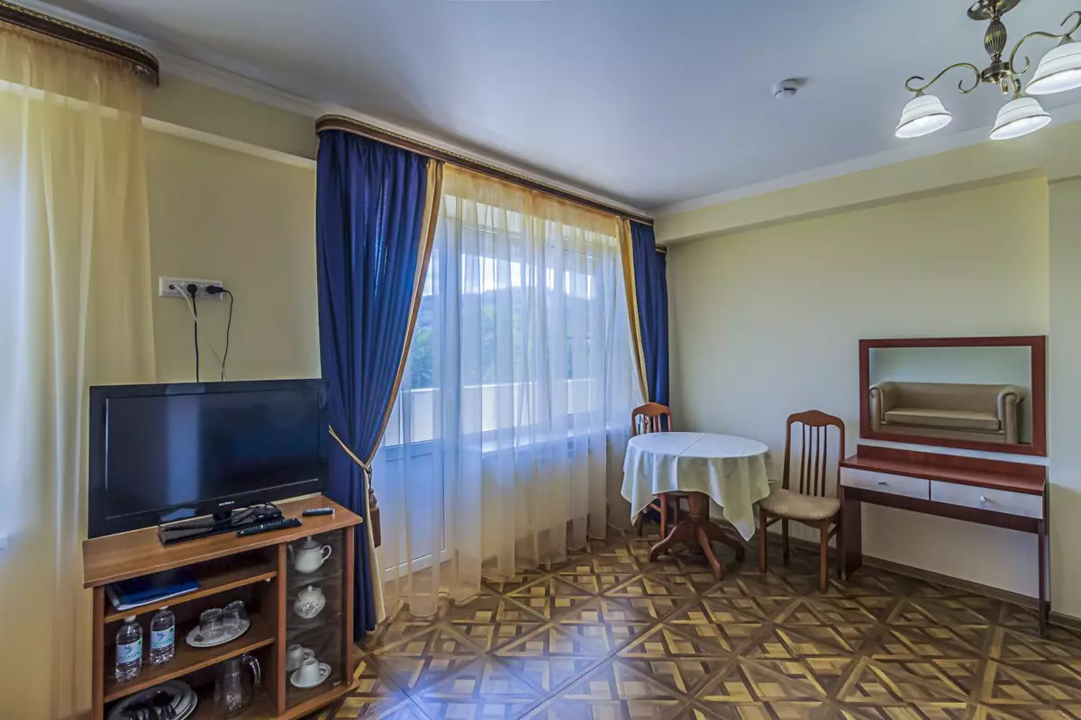 Номер Сюит джуниор — 44м в санатории Узбекистан город Кисловодск - фотография