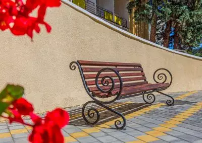 Лавочка на территории санатория Узбекистан город Кисловодск - фотография